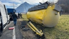 In Strass im Zillertal verlor der Lkw den Siloaufbau. (Bild: ZOOM Tirol)