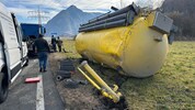 In Strass im Zillertal verlor der Lkw den Siloaufbau.
