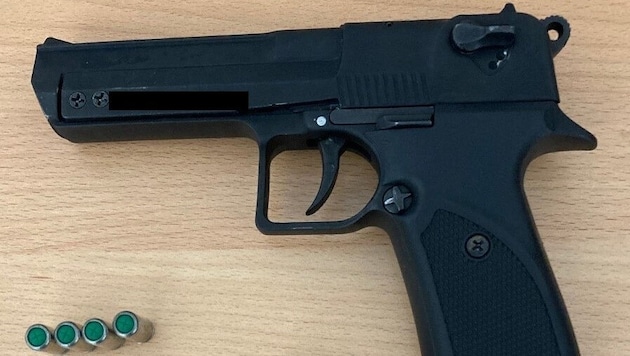 The young man was seriously injured with a handgun (symbolic image) (Bild: LPD (Symbolbild))