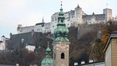 Die Stiftskirche St. Peter vor der Festung Hohensalzburg