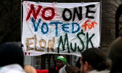 „Niemand hat Elon Musk gewäht“: Protest vor dem Sitz des Musk-Raumfahrtunternehmens SpaceX in ...