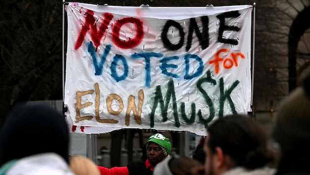 "No one has elected Elon Musk": Protest outside the headquarters of Musk's space company SpaceX in Washington D.C. (Bild: AFP/JIM WATSON)