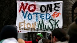 „Niemand hat Elon Musk gewäht“: Protest vor dem Sitz des Musk-Raumfahrtunternehmens SpaceX in Washington D.C. (Bild: AFP/JIM WATSON)