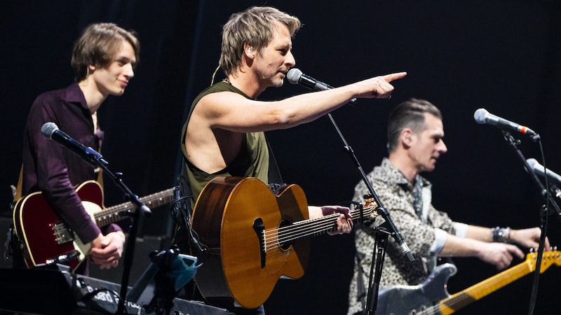 Wie der Vater, so der Sohn: Indiana Hawkes (l.) assistiert Papa Chesney kundig. (Bild: Andreas Graf)