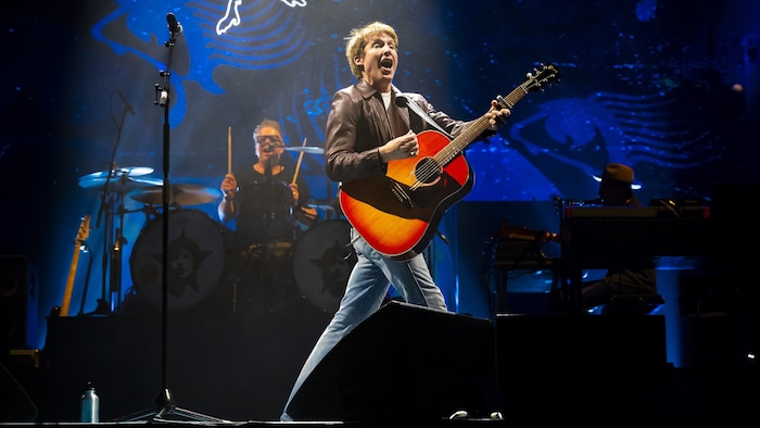 Lederjacke, Jeans, Gitarre, gute Laune – James Blunt setzt auch live auf die basischen Dinge des ...
