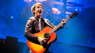 Gut gelaunt, aber melancholisch in der Grundausrichtung: James Blunt in seinem Wiener „Stammbeisl“, der Stadthalle. (Bild: Andreas Graf)