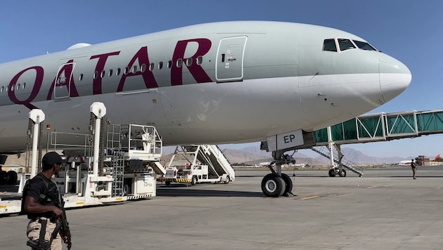 Qatar Airways issued a statement apologizing for "the inconvenience" caused by the incident. (Bild: Anne LEVASSEUR / AFPTV / AFP)