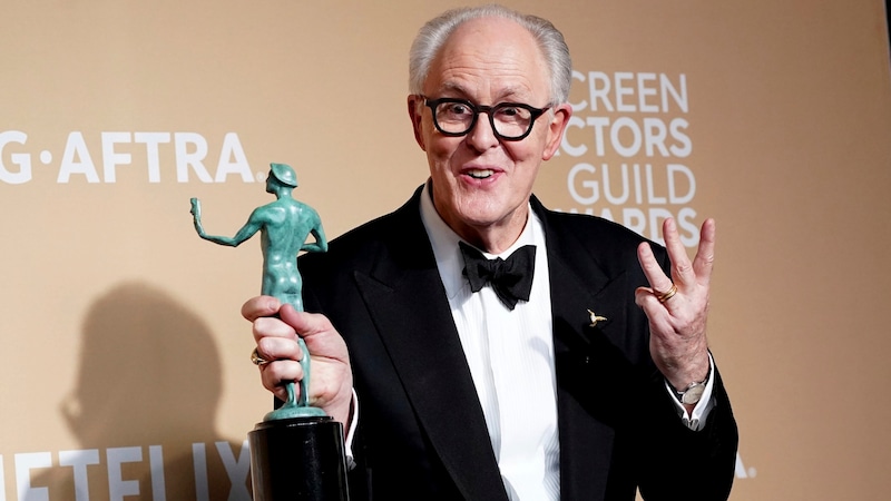 John Lithgow with the SAG Award for Best Cast (Bild: Jordan Strauss / AP / picturedesk.com)