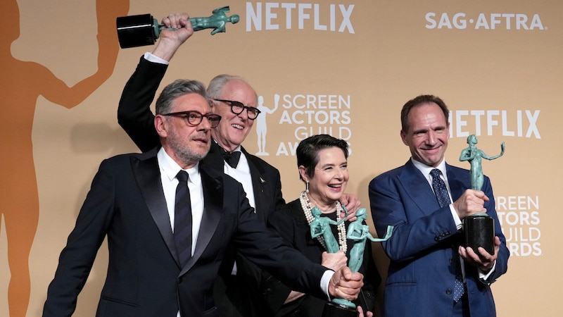 Sergio Castellitto, John Lithgow, Isabella Rossellini and Ralph Fiennes celebrate their success backstage at the SAG Awards. (Bild: Jordan Strauss)