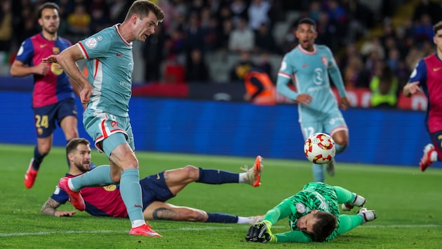 Atleticos Alexander Sörloth (li.) sorgte mit seinem Treffer zum 4:4 für den Schlusspunkt. (Bild: APA/AFP/LLUIS GENE)