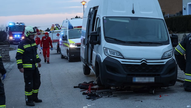 Der Lieferwagen rutschte vom Wagenheber. (Bild: Matthias Lauber/laumat.at)