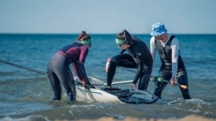 Beim Küstenrudern ist Magdalena Lobnig auch auf zwei Boat-Handler angewiesen – einer davon ist Schwester Katharina (li.) (Bild: Lukas Sinzinger)