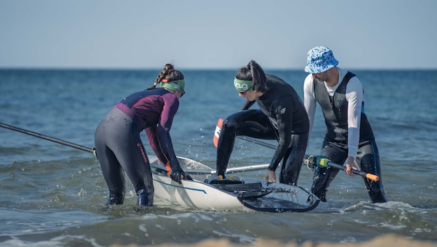 Magdalena Lobnig also relies on two boat handlers for coastal rowing - one of them is her sister Katharina (left) (Bild: Lukas Sinzinger)