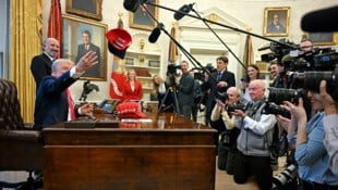 Welcher Reporter ins Oval Office darf, entscheidet das Weiße Haus bald selbst. (Bild: AP)