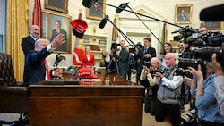 Welcher Reporter ins Oval Office darf, entscheidet das Weiße Haus bald selbst. (Bild: AP)