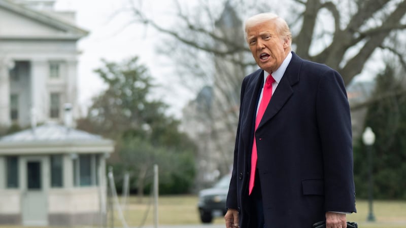 US President Donald Trump in front of the White House (Bild: Associated Press)