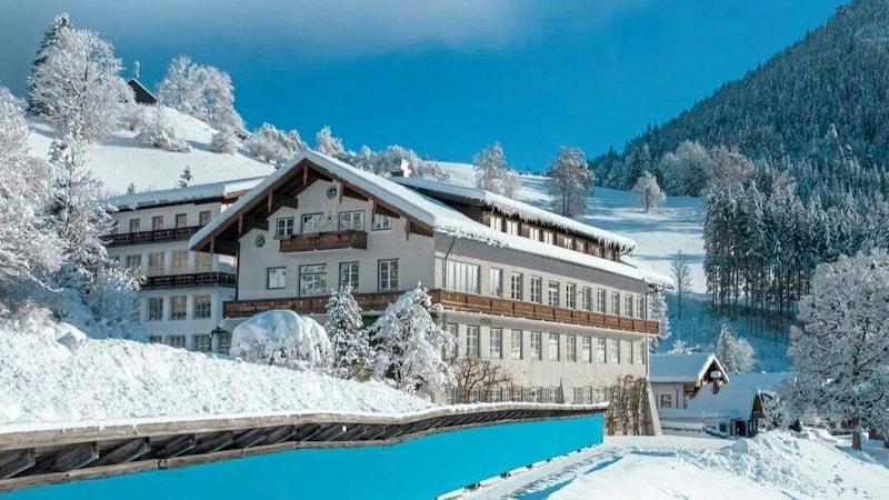 Ganz nach alter Tradition wird beim Lodenwalker in Ramsau am Dachstein jeder im Haus produzierte Loden an der frischen Luft getrocknet. (Bild: Alwin Strasser)