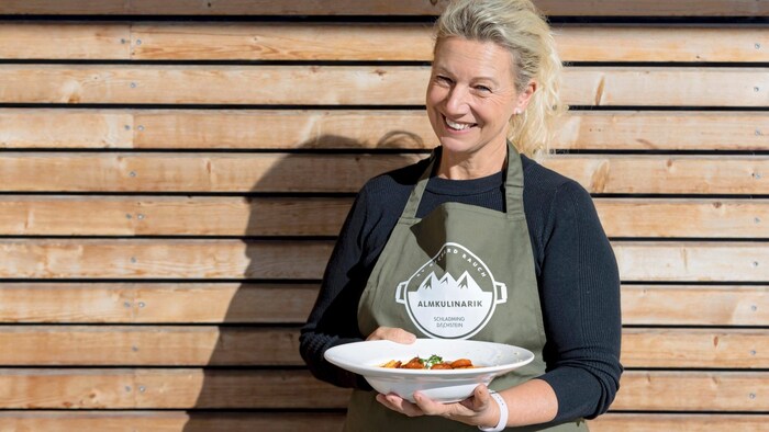 Ederstube landlady Christine with her pumpkin and potato goulash, which is available with or without Bruanschweiger. The dish was created with 4-toque chef Richard Rauch as part of Almkulinarik by Richard Rauch.