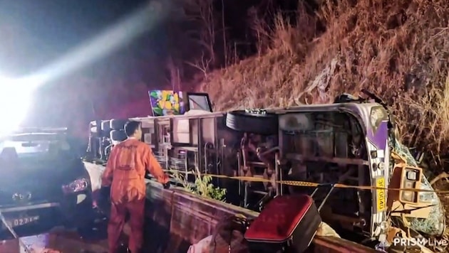 The coach overturned and ended up in the ditch. (Bild: AFP)