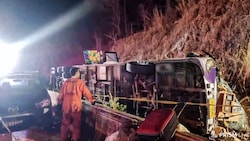 Der Reisebus überschlug sich und landete im Straßengraben. (Bild: AFP)