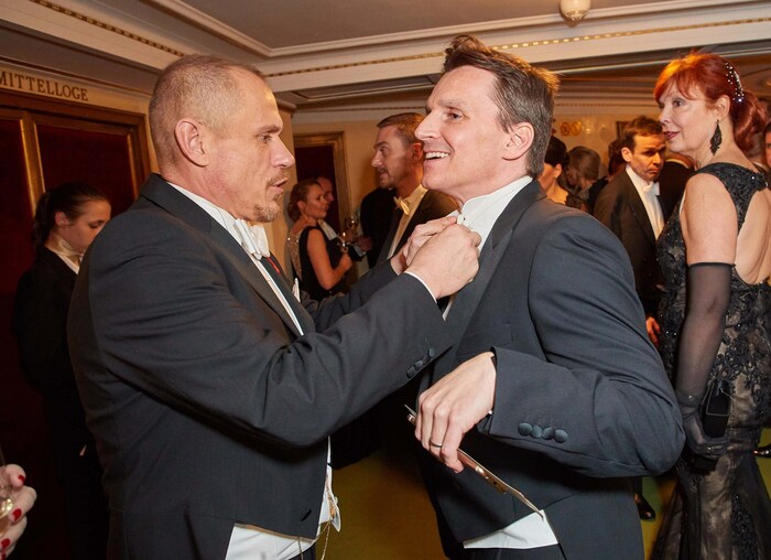 An diesem Abend sitzen alle im selben modischen Boot: „Life Ball“-Mastermind Gery Keszler ...