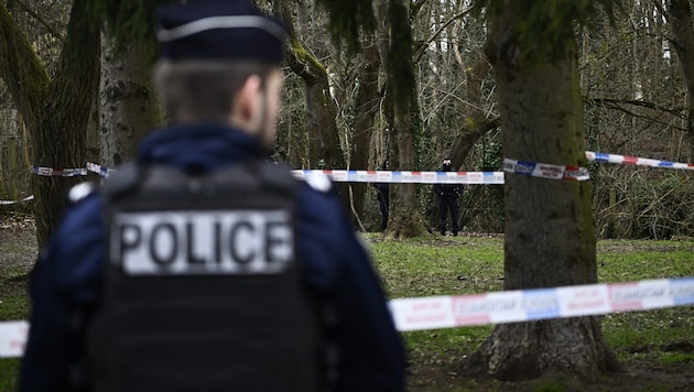 Einer der Polizisten hat zunächst einen Elektroschocker eingesetzt. Als dieser keine Wirkung zeigte, schoss ein Beamter auf den Bewaffneten. (Bild: AFP (Archivbild))