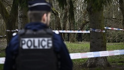 Einer der Polizisten hat zunächst einen Elektroschocker eingesetzt. Als dieser keine Wirkung zeigte, schoss ein Beamter auf den Bewaffneten. (Bild: AFP/AFP (Archivbild))