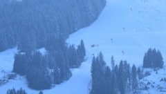 Das schwerverletzte Mädchen wurde damals mit dem Notarzthubschrauber (Bildmitte) in die Innsbrucker Klinik geflogen. (Bild: ZOOM Tirol)