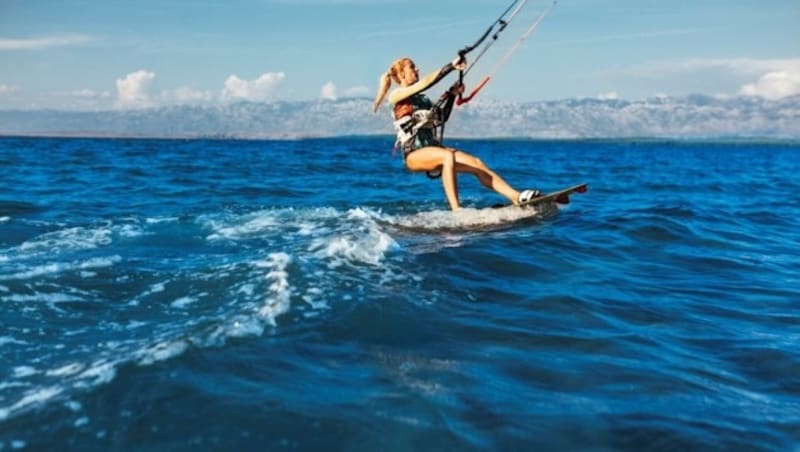 Spüren Sie Adrenalin und Freiheit beim Kitesurfen an den windigen Stränden von Nin! (Bild: TB Region Zadar)