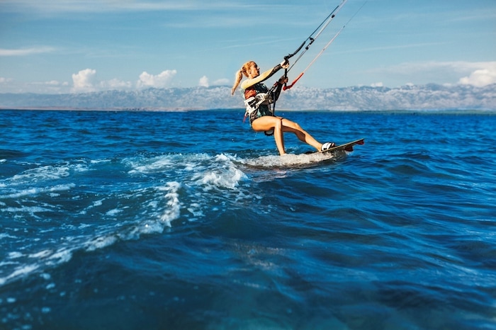 Spüren Sie Adrenalin und Freiheit beim Kitesurfen an den windigen Stränden von Nin!