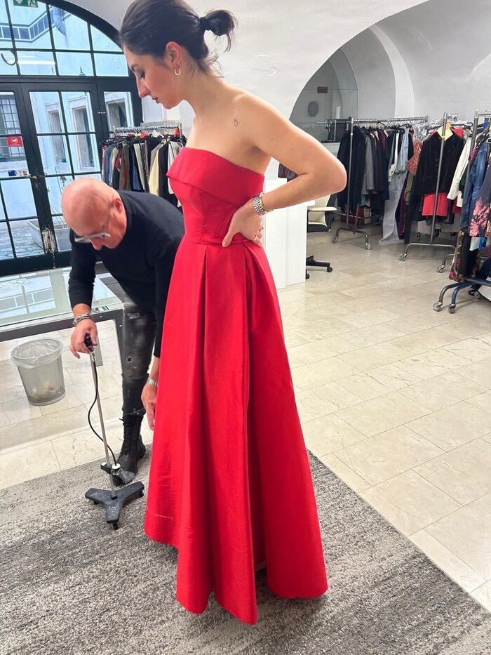 Im schlicht-eleganten bodenlangen Kleid von Erika Suess fühlt sich ADABEI-Reporterin Maria ...