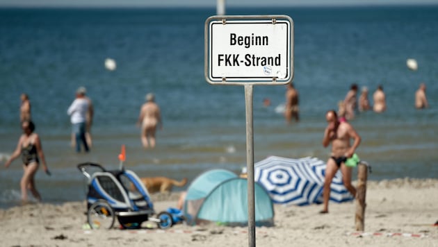 The reason for the draft resolution: there were complaints from nudists about clothed bathers. (Bild: APA/dpa/Carsten Rehder (Archivbild))