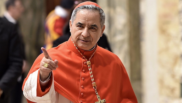 Giovanni Angelo Becciu (hier auf einer Archivaufnahme aus dem Jahr 2018) besteht darauf: „Es gibt kein formales oder rechtliches Hindernis für meine Beteiligung am Konklave.“ (Bild: AFP/ANDREAS SOLARO)