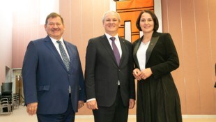 Mit dem Freiheitlichen Hubert Kinz (links) und der ÖVP-Mandatarin Monika Vonier (rechts) sitzen ...