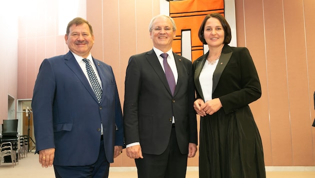 Mit dem Freiheitlichen Hubert Kinz (links) und der ÖVP-Mandatarin Monika Vonier (rechts) sitzen ...