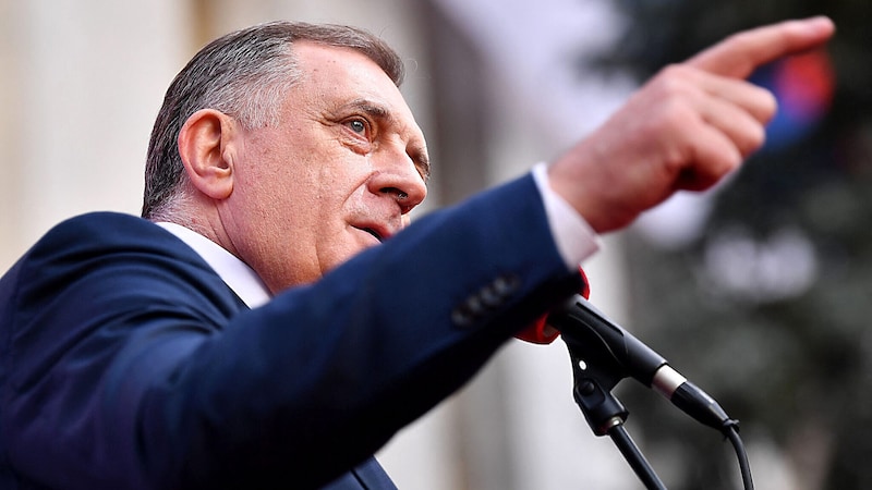 Milorad Dodik ist wegen Missachtung des Hohen Repräsentanten für Bosnien-Herzegowina für schuldig erklärt worden. (Bild: AFP/ELVIS BARUKCIC)