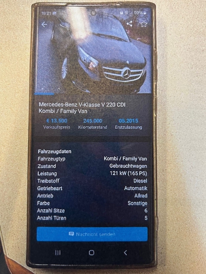 Dieses – freilich nicht in ihrem Besitz befindliche – Auto boten die Täter im Internet zu ...