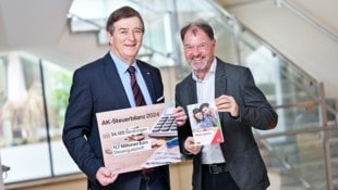 AK-Boss Günther Goach und Steuerexp erte Bernhard Sapetschnig rufen zu Steuerspartagen auf. (Bild: Helge Bauer/AK)