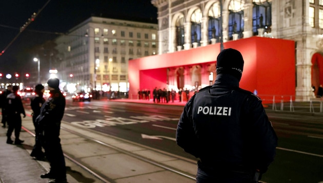 Gleich drei Proteste werden am Donnerstag rund um die Staatsoper erwartet (Symbolbild). (Bild: APA/TOBIAS STEINMAURER)