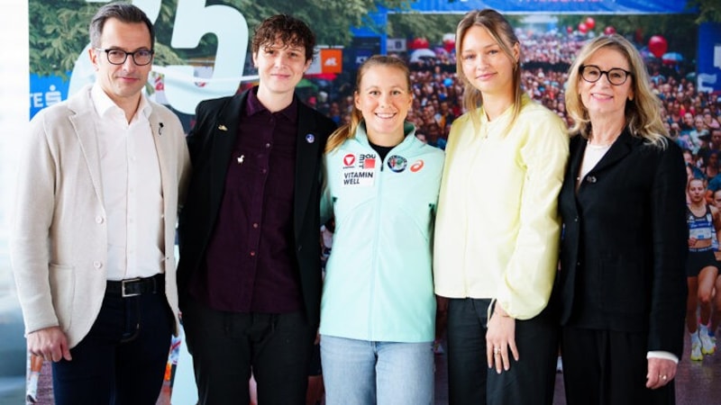 Organisatorin Ilse Dippmann (ganz re.), Geschäftsführer Andreas Schnabl, Top-Athletin Julia Mayer (Mitte) und Sponsoren bei der Auftakt-Pressekonferenz zum heurigen Österreichischen Frauenlauf. (Bild: Eva Manhart)