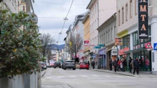 Das organisierte Betteln hat sich auf die Urfahraner Hauptstraße ausgebreitet. (Bild: Horst Einöder/Flashpictures)