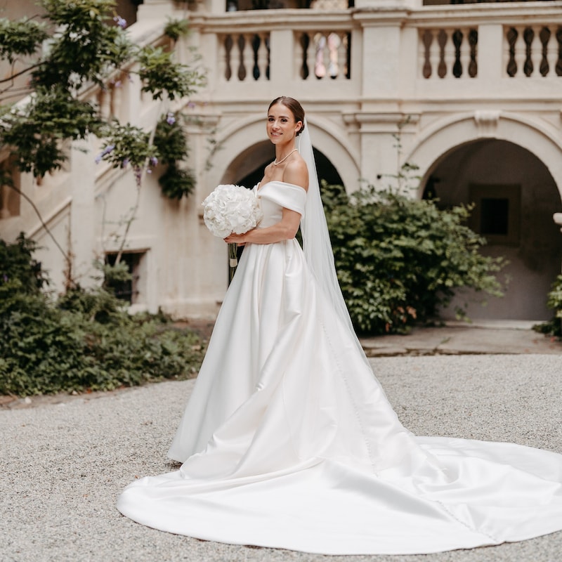 Everything had to be just right on the wedding day, including make-up and hair. (Bild: Alice Holzfeind Photography)