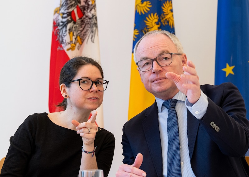 Mitmachen und Mitforschen lautet die Devise: Bettina Pospisil von der Universität für Weiterbildung in Krems mit Landesvize Pernkopf (Bild: Gerhard Pfeffer)