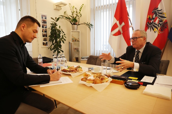 „Krone“-Wien-Chef Michael Pommer im Gespräch mit Karl Mahrer. Die Wiener ÖVP ließ für das ...