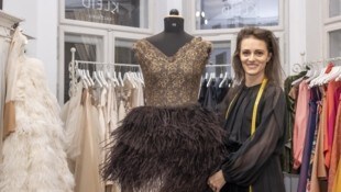 30 Meter gefärbte Straußenfedern nähte Marlene Mayer auf das Kleid, am Foto ist sie erst am ...