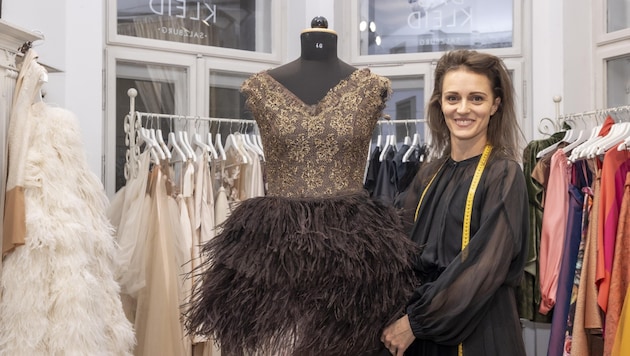 30 Meter gefärbte Straußenfedern nähte Marlene Mayer auf das Kleid, am Foto ist sie erst am Beginn des Rocks. (Bild: Kolarik Andreas)