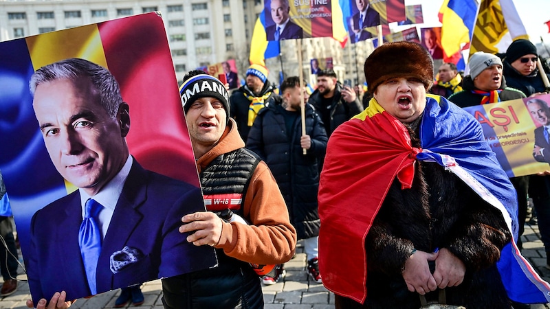 Anhänger von Calin Georgescu bei einer Kundgebung für ihren „Präsidenten“ (Bild: AFP/Daniel MIHAILESCU)