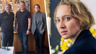 Bürgermeister Christian Samwald (Mitte) mit Robert Palfrader und Britta Hammelstein im „Wachzimmer“. Anna Maria Mühe sorgt sich in der neuen Stafel als Bestatterin Blum um ihre Tochter, die entführt wurde. (Bild: Krone KREATIV/ORF ZVG Stadtgemeinde Ternitz)