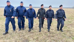 Polizisten aus Ungarn und Österreich arbeiten bei der Operation Fox im gemeinsamen Grenzgebiet ...