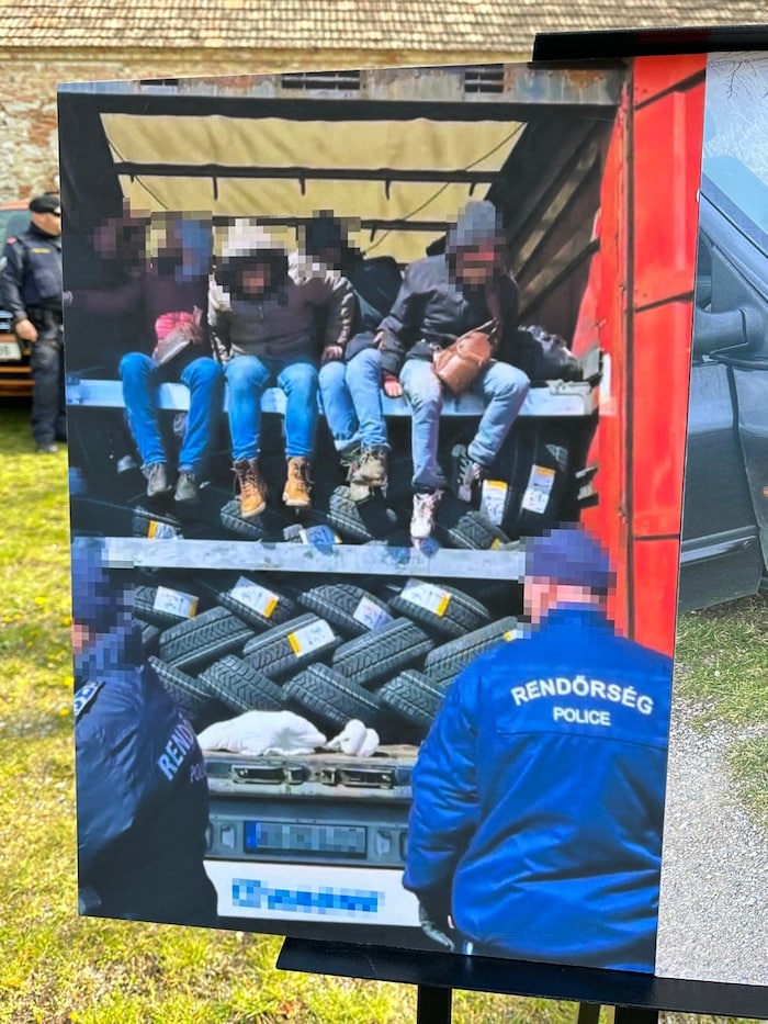 Flüchtlinge, versteckt unter einer Lkw-Ladung Autoreifen, bei einer Kontrolle aufgespürt: Ganz ...